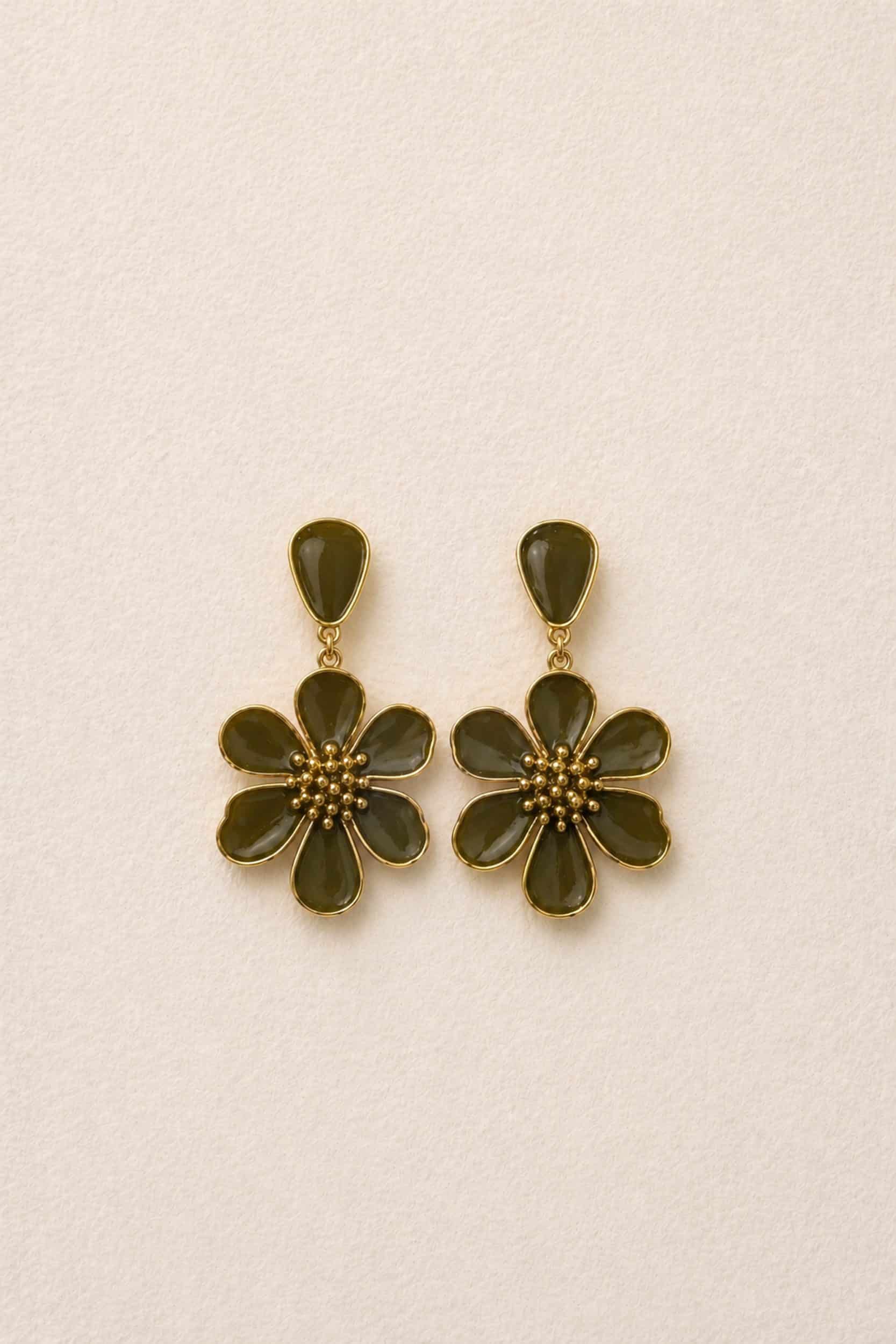 boucles-oreilles-olena-vertes-packshot-sahoma-00002 Boucles d’oreilles vertes et dorées, forme fleur en relief, posées sur fond blanc