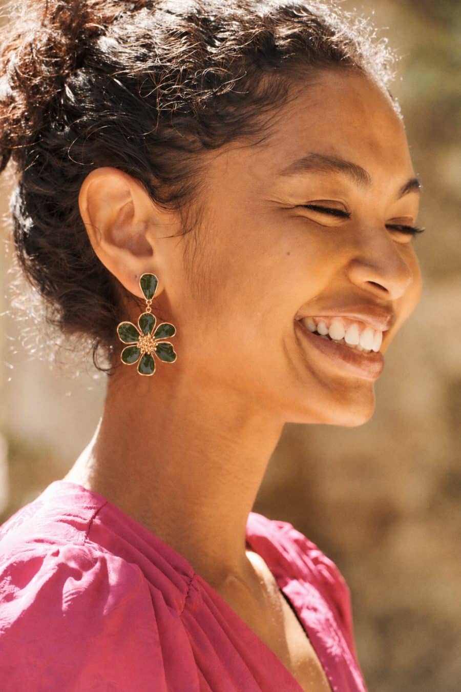 Boucles d’oreilles vertes et dorées, forme fleur en relief