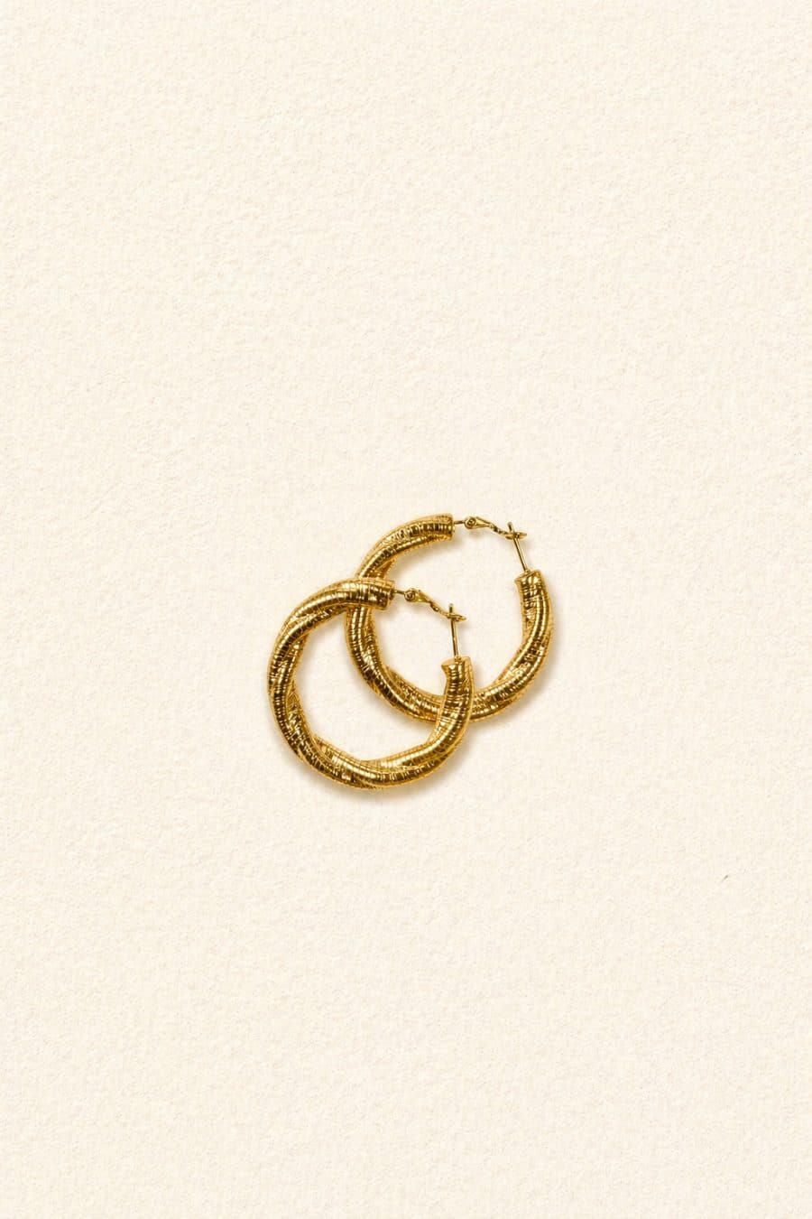 Boucles d'oreilles créoles dorées - effet tressé et strié