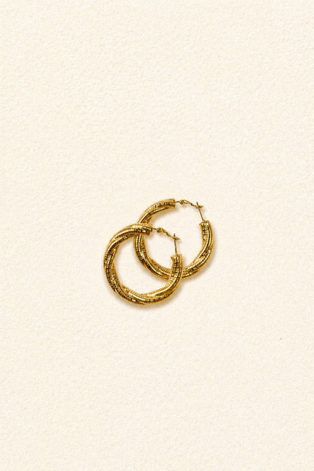 boucles-oreilles-sibylle-dorees-packshot-sahoma-00001 Boucles d'oreilles créoles dorées - effet tressé et strié