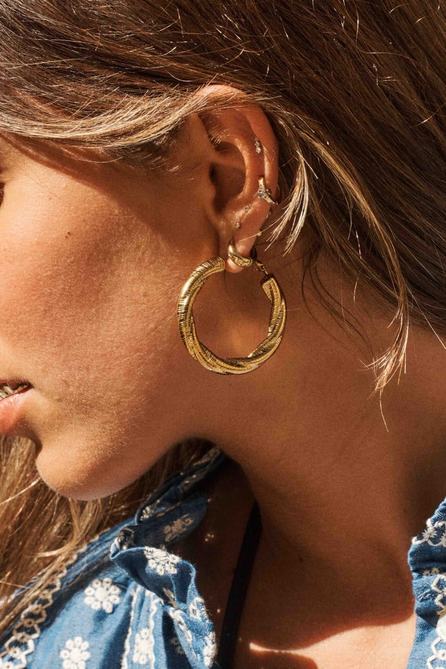 Boucles d'oreilles créoles dorées - effet tressé et strié