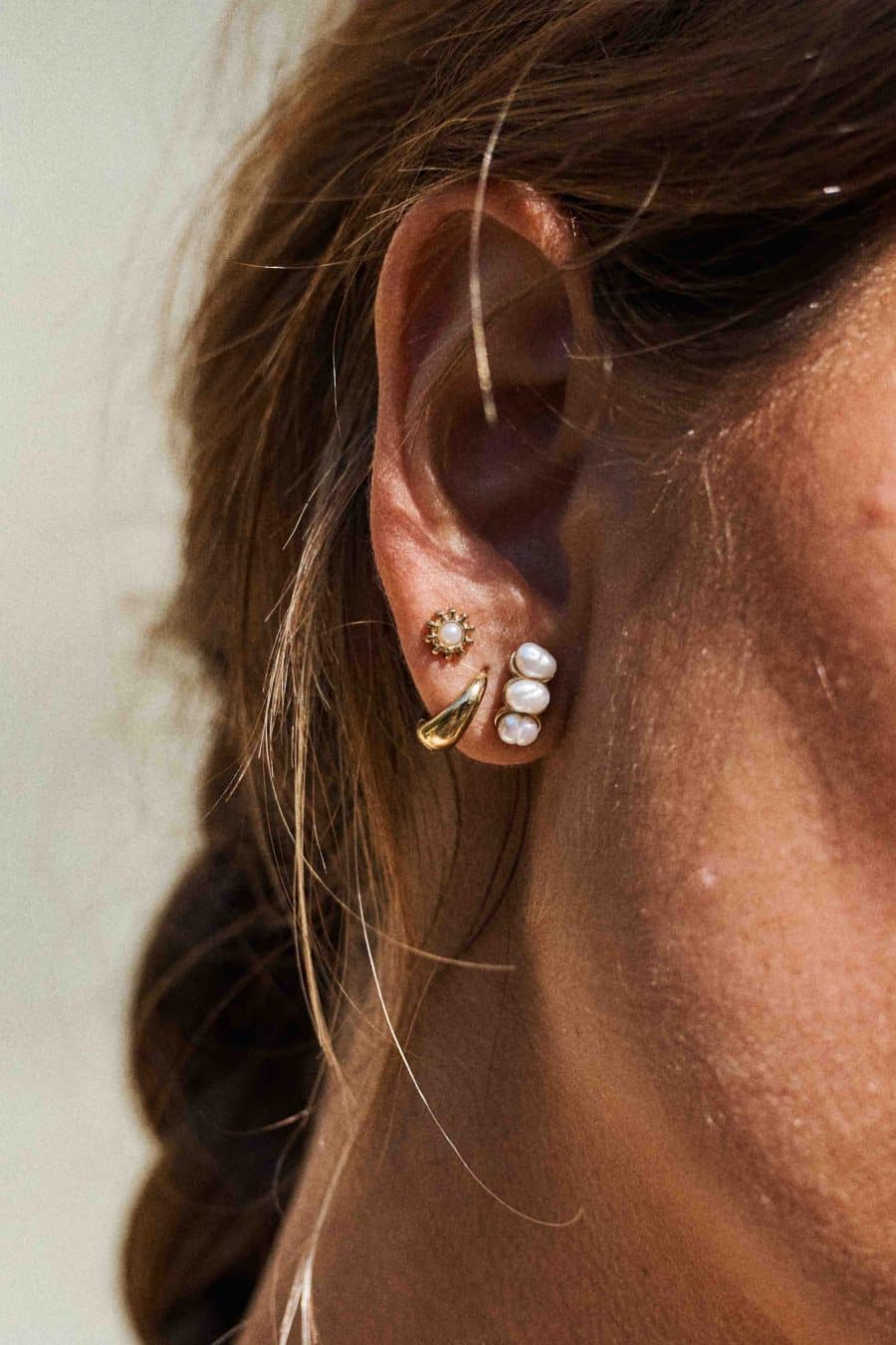 Boucles d’oreilles dorées puces Yvie Sahoma rondes forme étoilée sertie d'une perle effet nacré