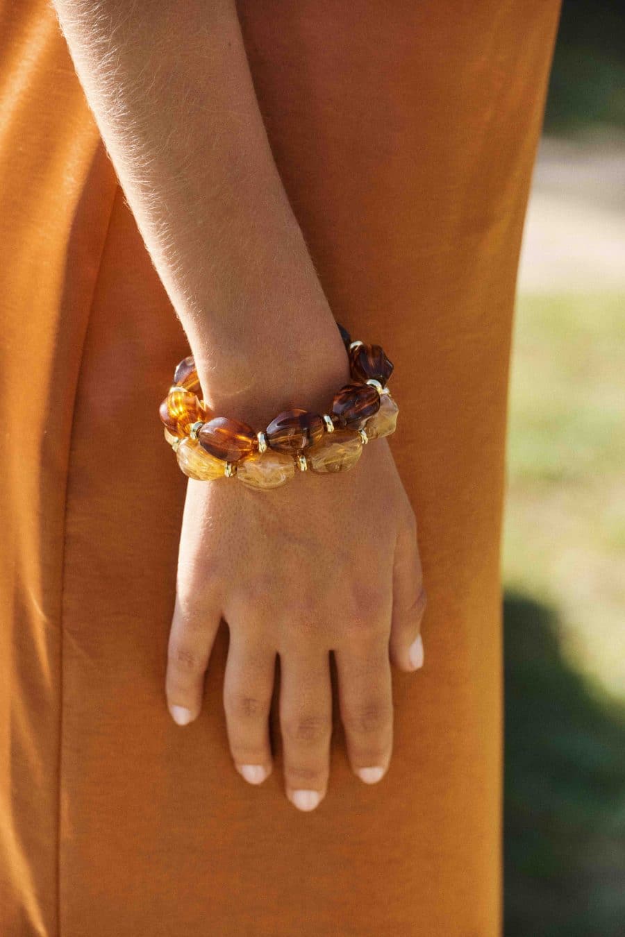 Bracelet Petra Sahoma aux grosses perles ovales ambrées montées sur élastique