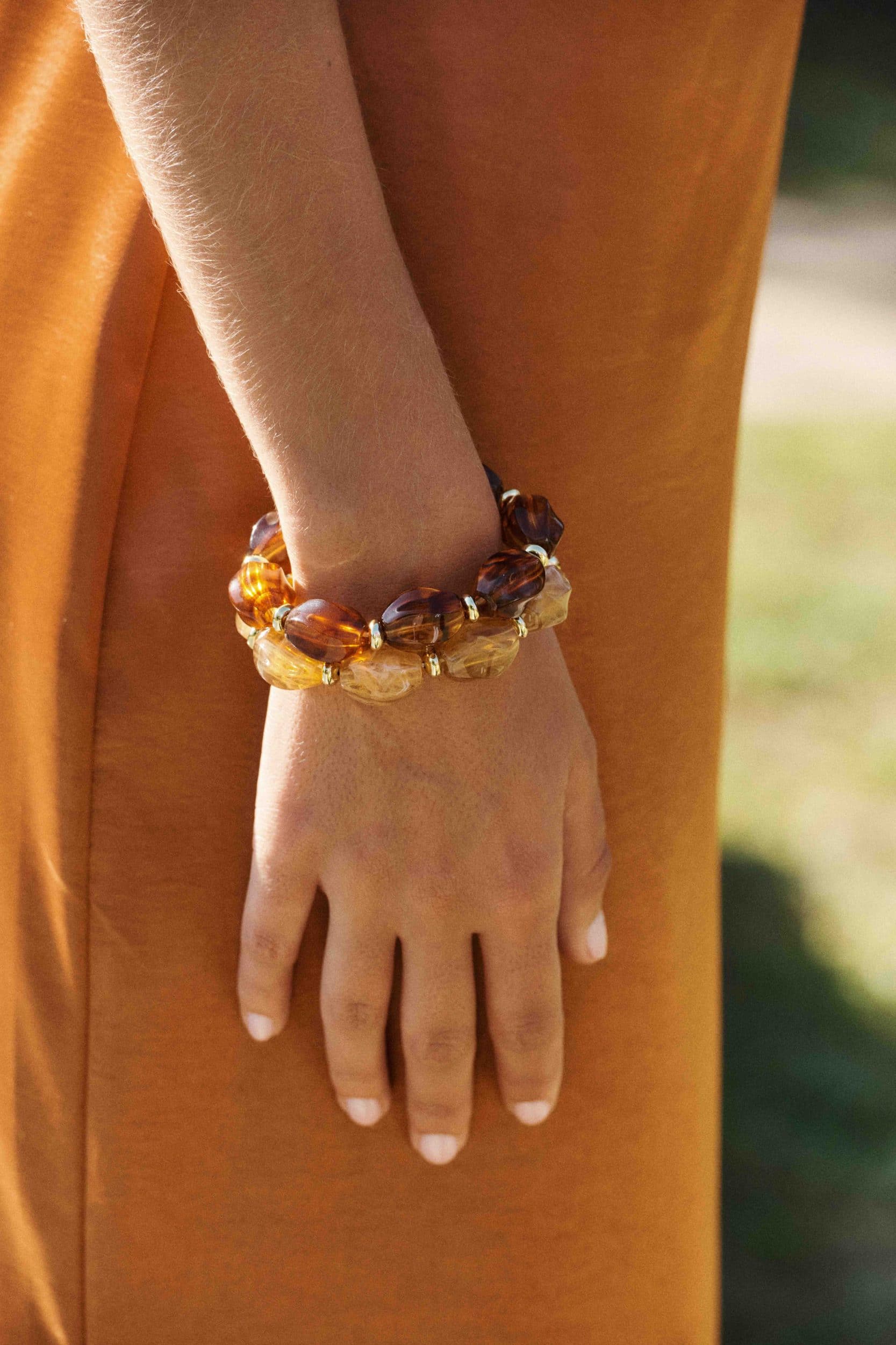 Bracelet Petra Sahoma aux grosses perles ovales ambrées montées sur élastique