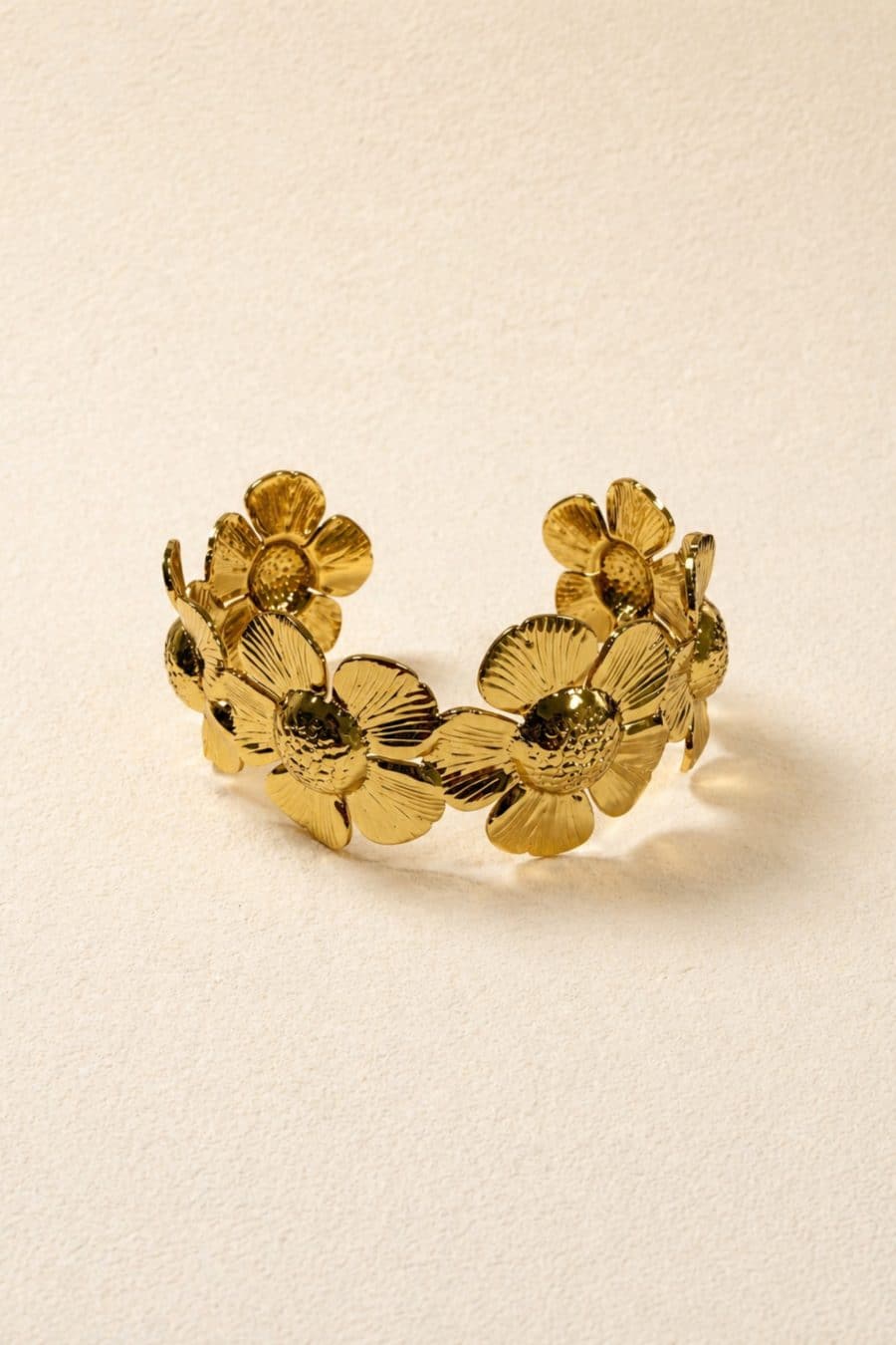 Bracelet Mariel Sahoma manchette aux formes de fleurs en relief dorées - accessoire bijoux