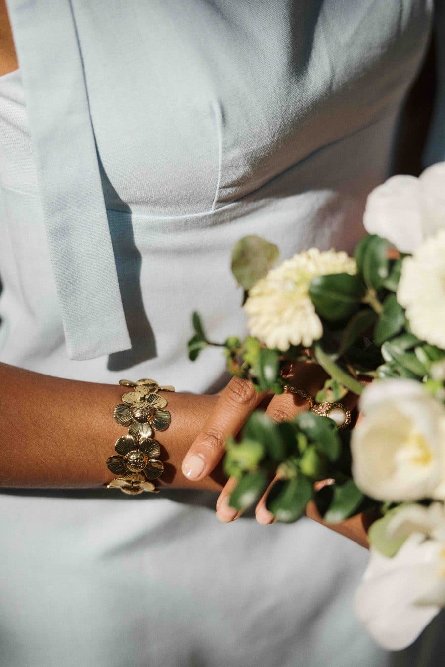 Bracelet Mariel Sahoma manchette aux formes de fleurs en relief dorées - accessoire bijoux