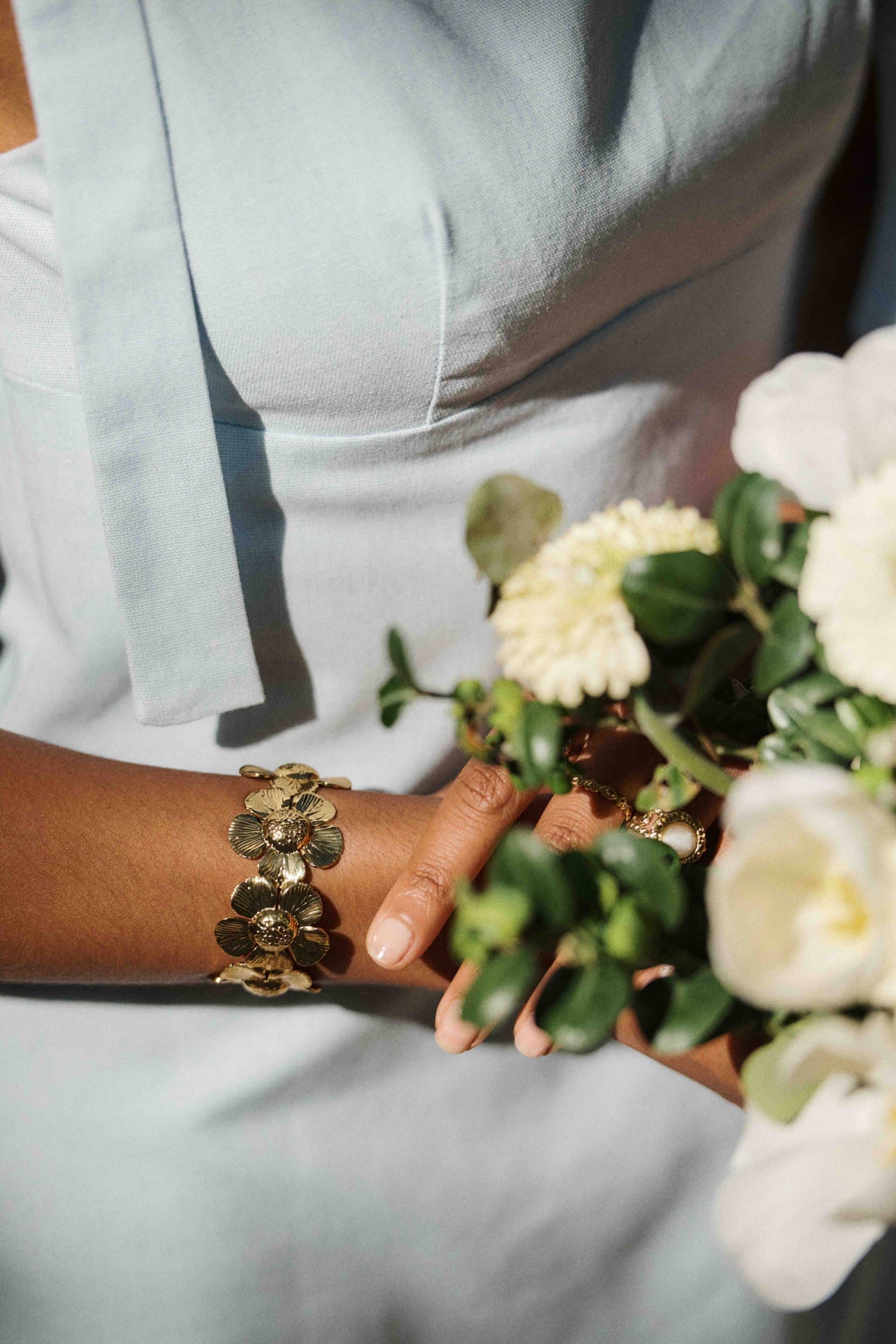 Bracelet Mariel Sahoma manchette aux formes de fleurs en relief dorées - accessoire bijoux