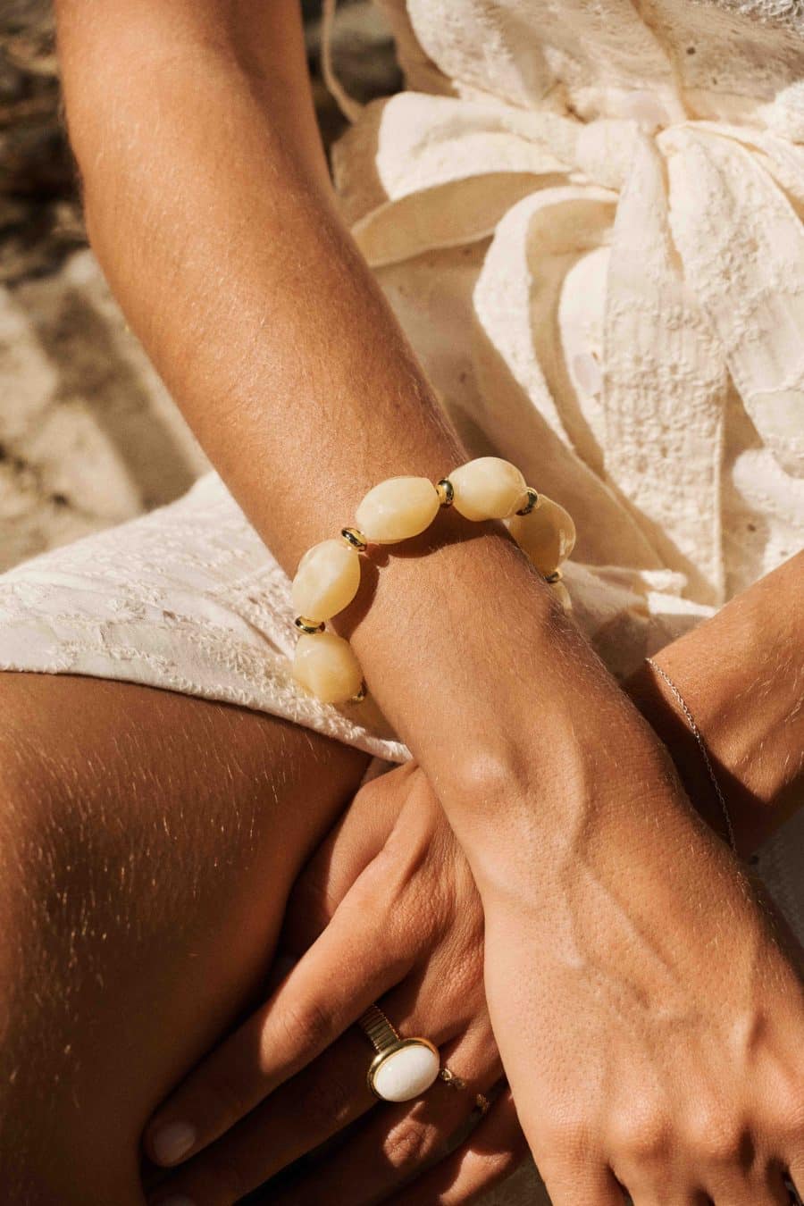 Bracelet femme crème - grosses perles ovales en résine - élastique