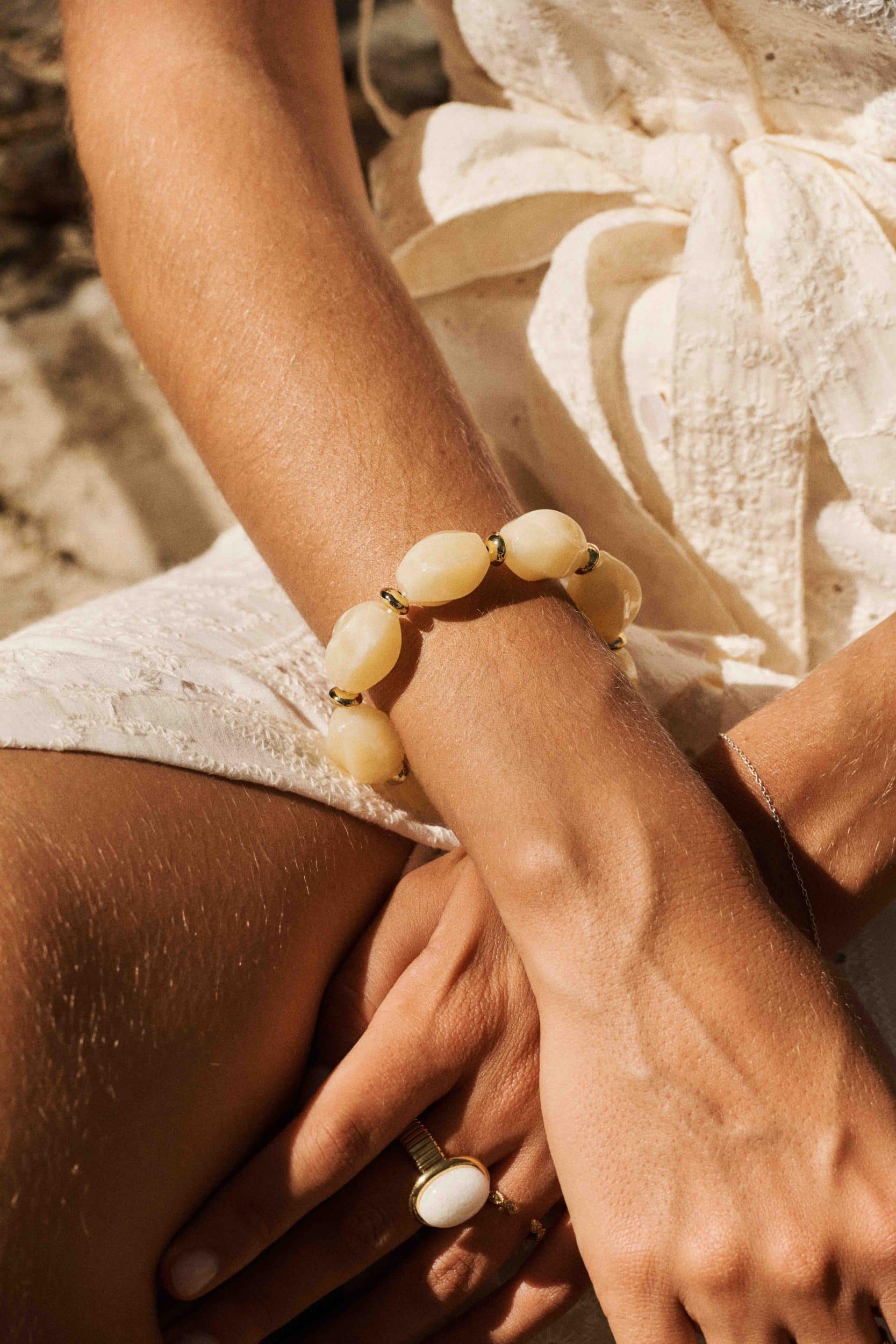 Bracelet femme crème - grosses perles ovales en résine - élastique