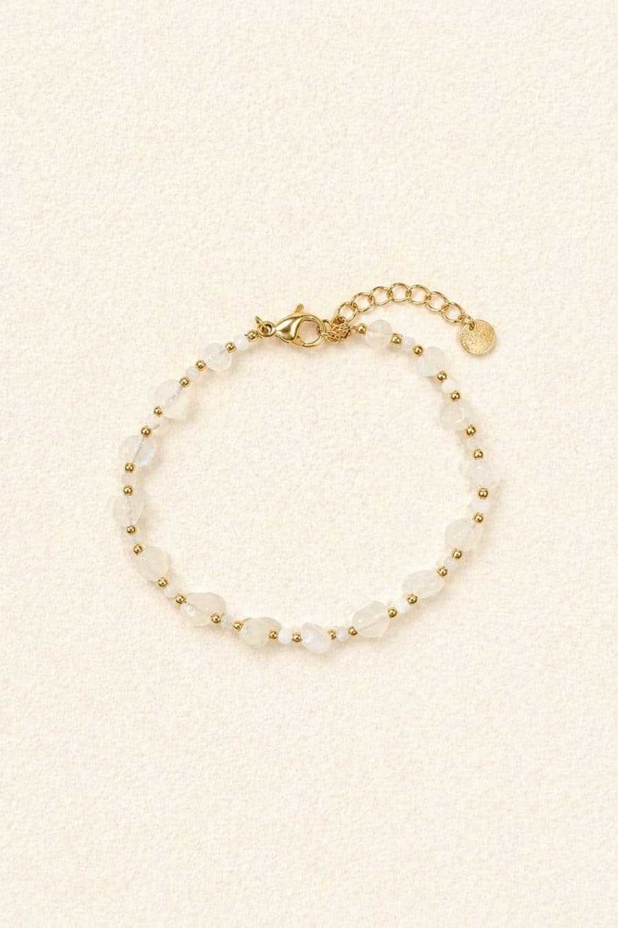 Bracelet femme à fines perles blanches et dorées