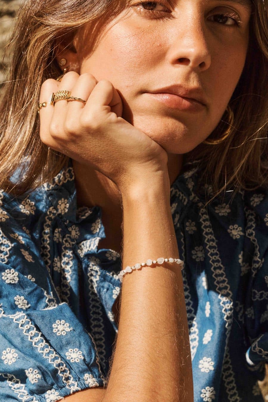 Bracelet femme à fines perles blanches et dorées