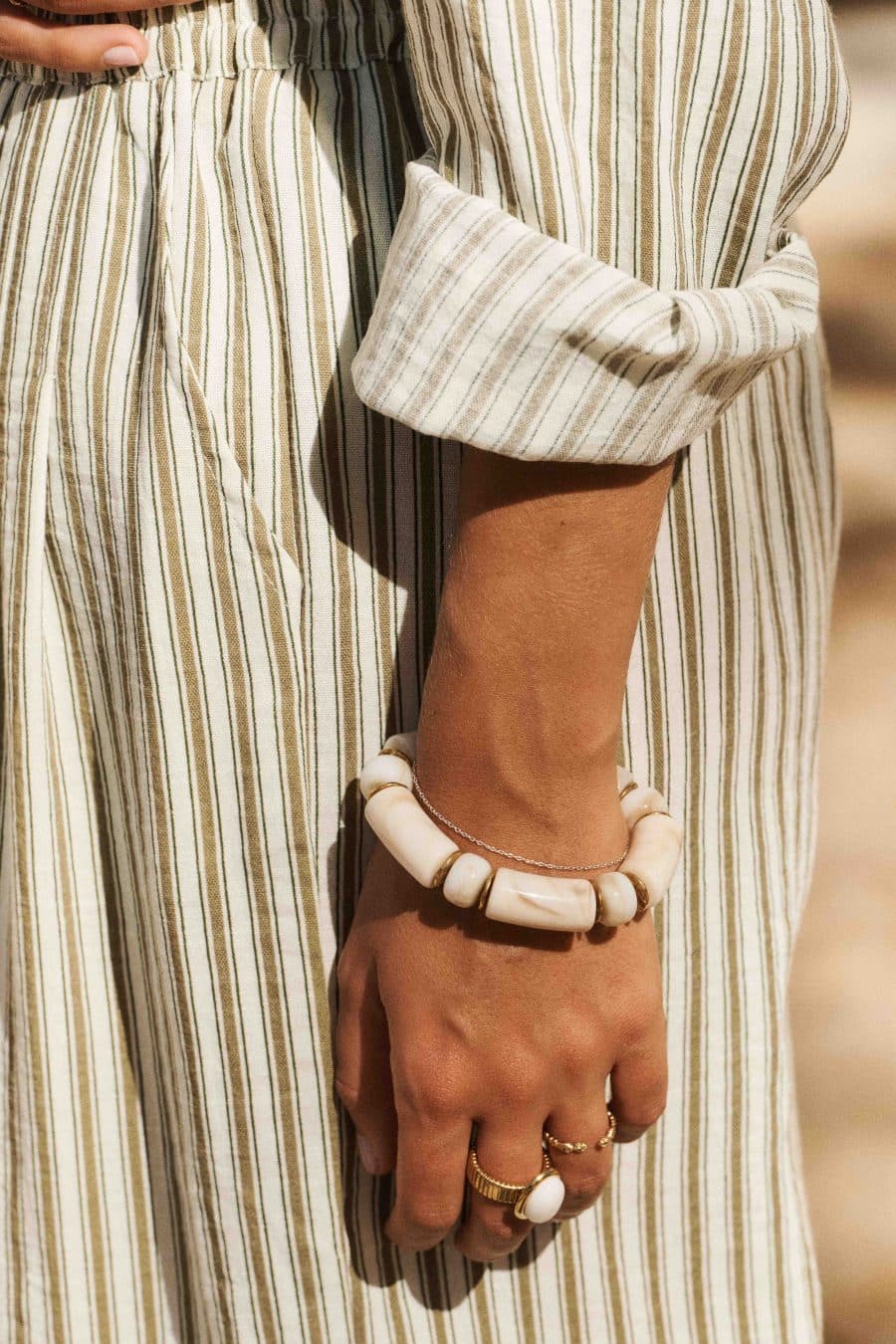 Femme bracelet couleur ivoire marbré - épais en résine – élastique