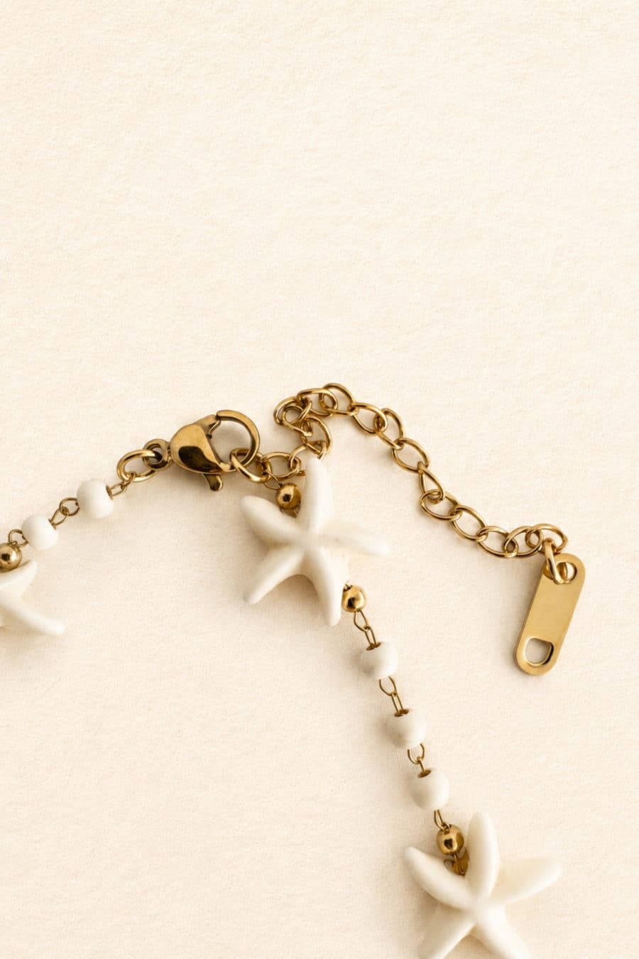 Collier réglable blanc et doré à petites perles rondes et perles étoiles de mer