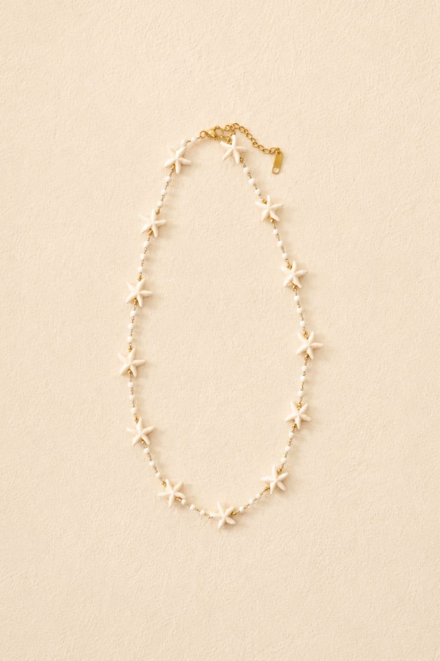 Collier réglable blanc et doré à petites perles rondes et perles étoiles de mer