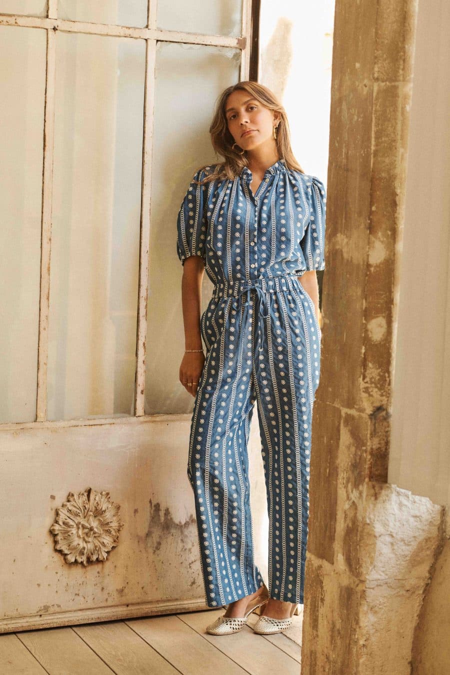 Pantalon femme bleu - ample aux broderies fleuries blanches – Élégance et légèreté pour l’été