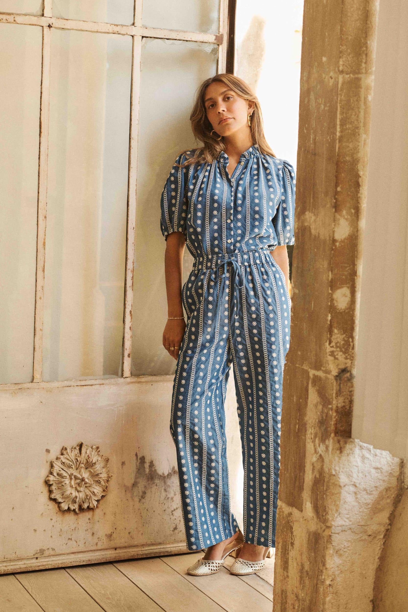 Pantalon femme bleu - ample aux broderies fleuries blanches – Élégance et légèreté pour l’été