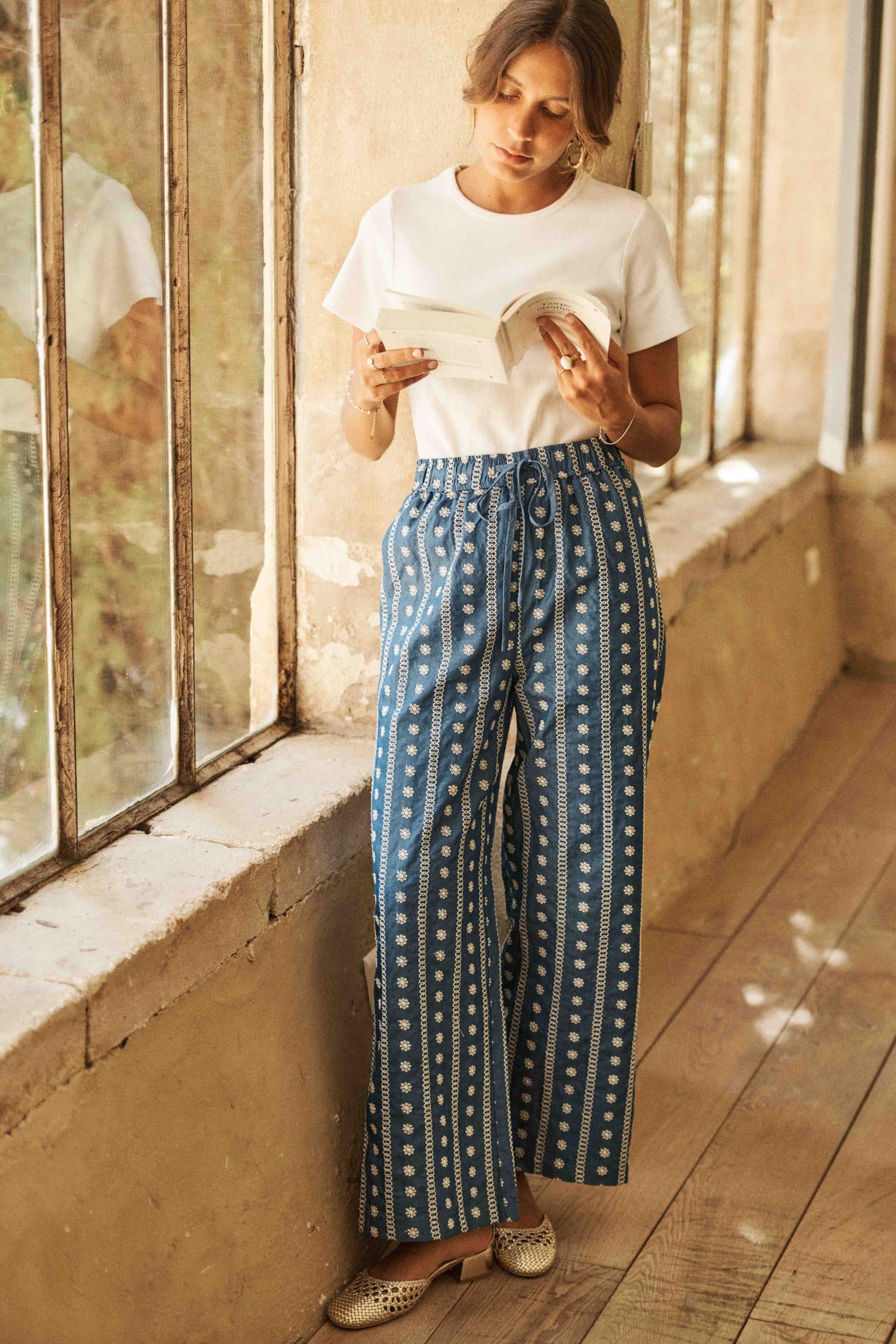 pantalon-azur-bleu-sahoma-00005 Pantalon femme bleu - ample aux broderies fleuries blanches – Élégance et légèreté pour l’été