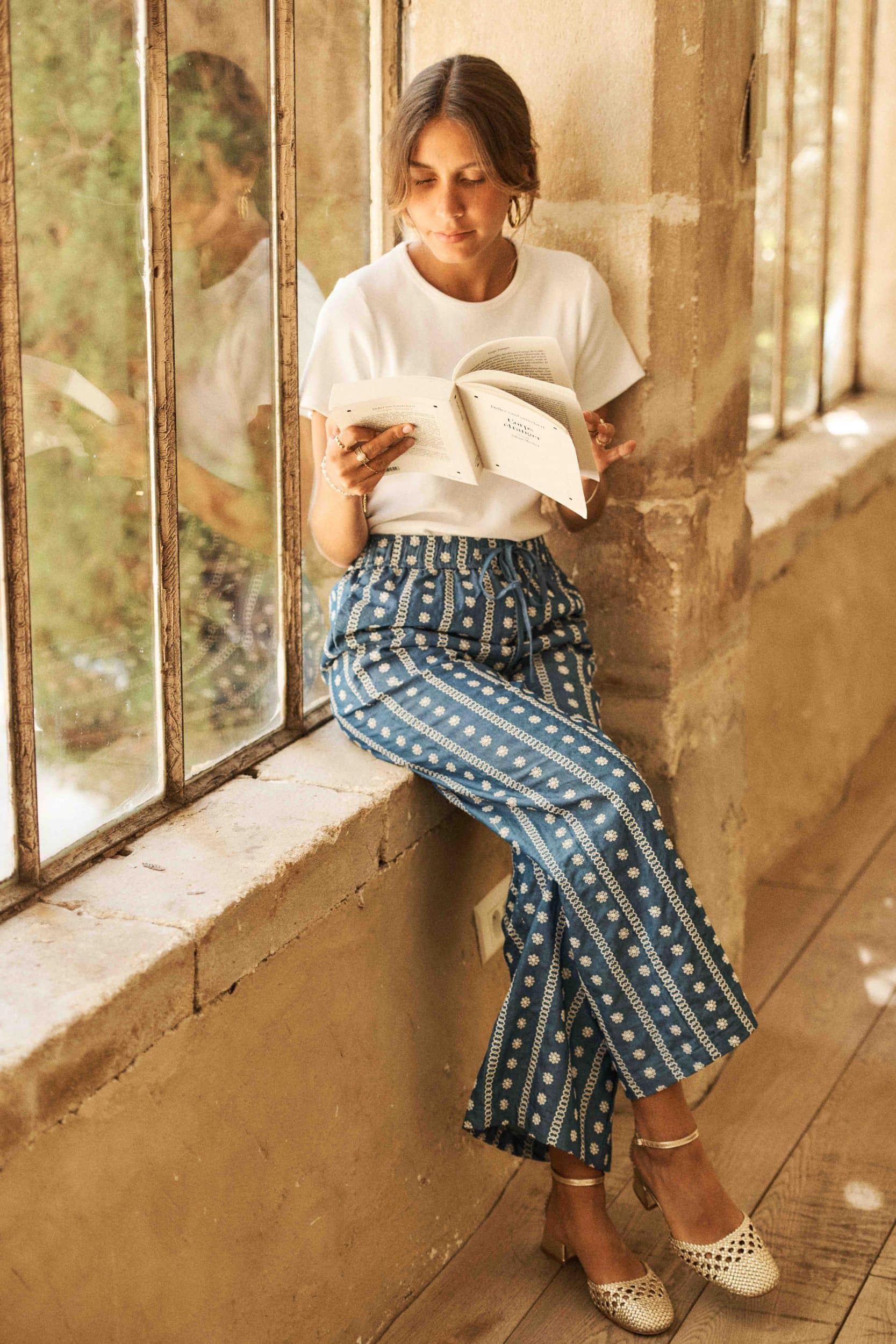 pantalon-azur-bleu-sahoma-00008 Pantalon femme bleu - ample aux broderies fleuries blanches – Élégance et légèreté pour l’été