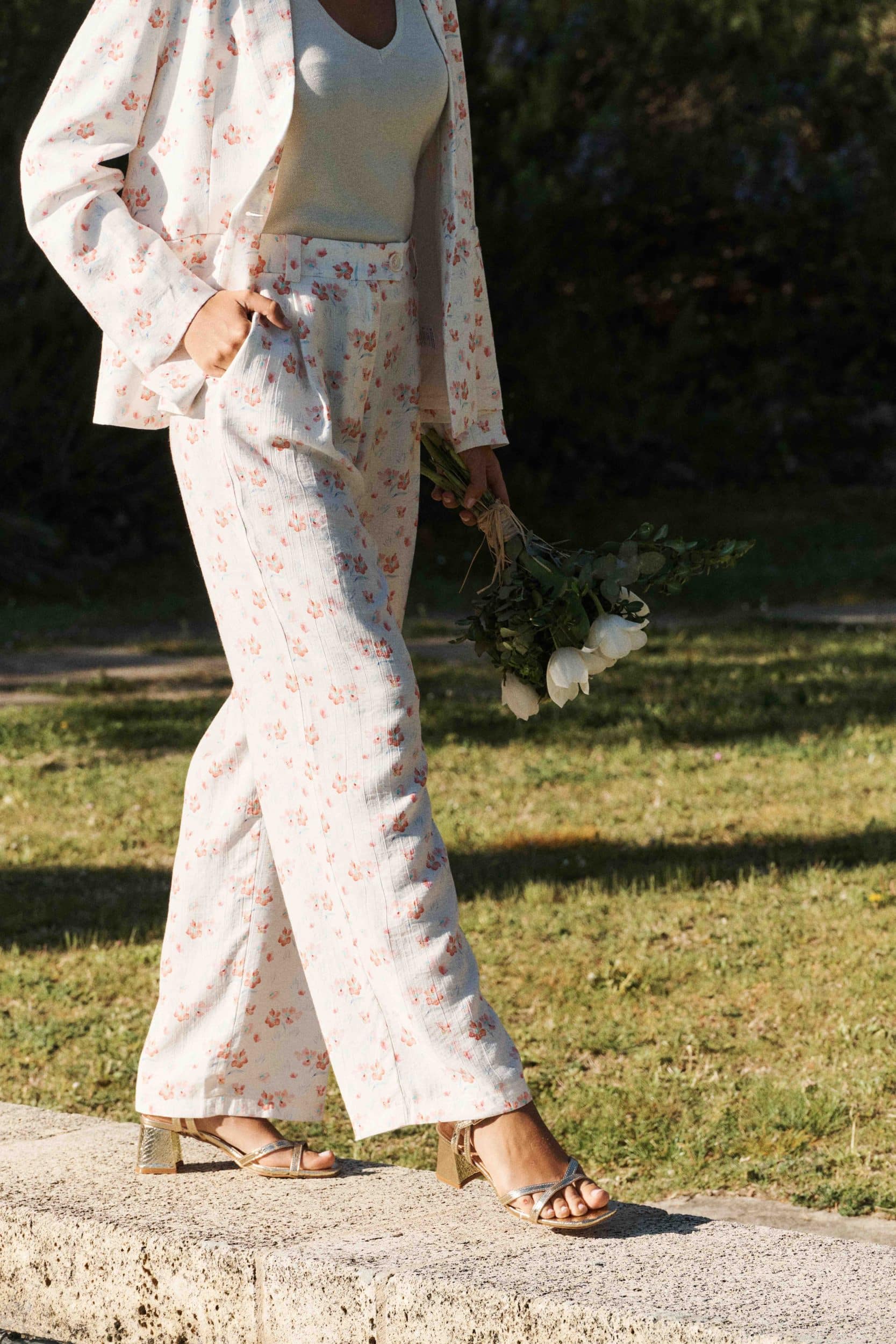 pantalon-leonis-blanc-sahoma-00004 Pantalon Leonis Sahoma droit blanc à l'imprimé fleuri, coupe d'été légère et fluide