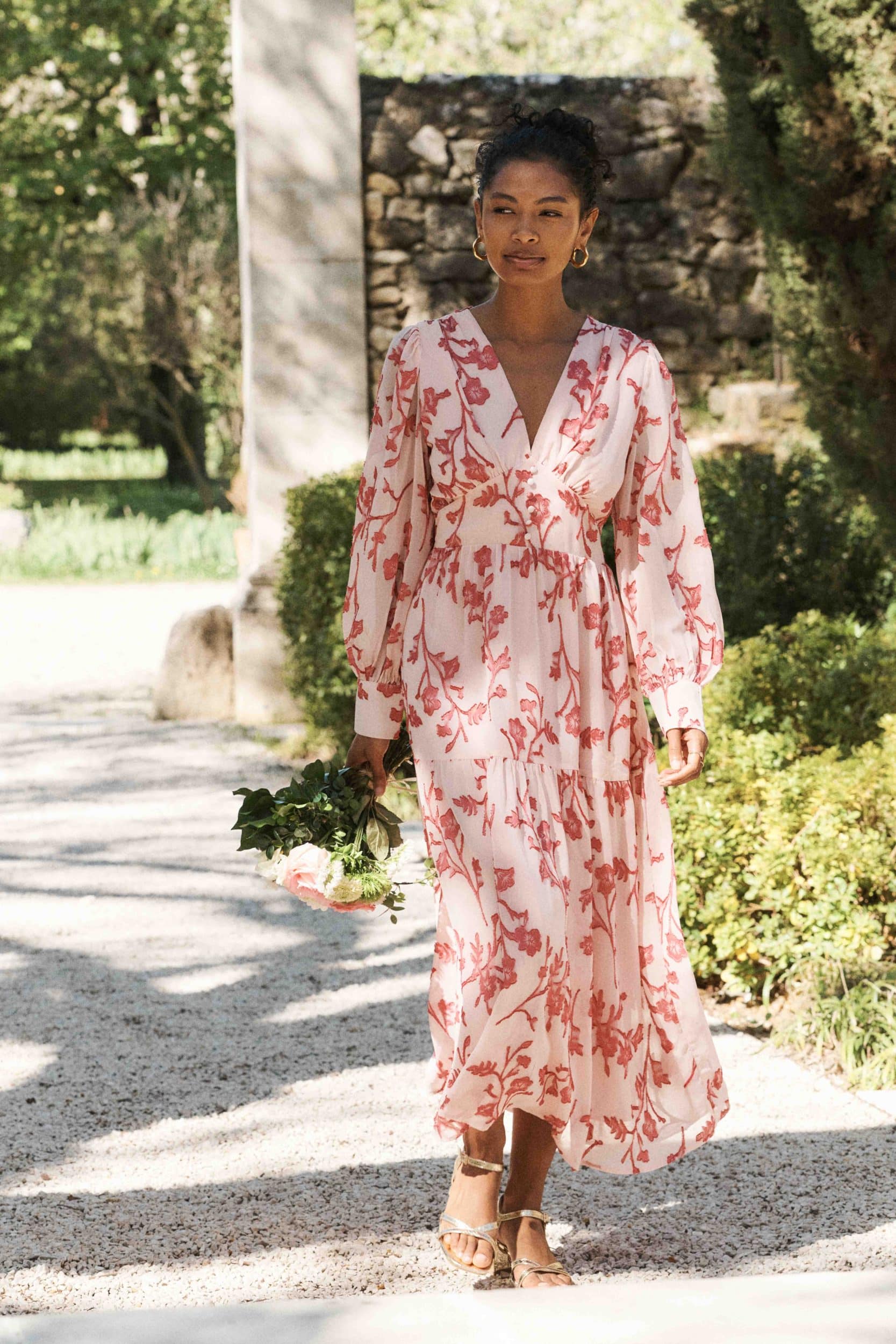 robe-adeline-rose-sahoma-00001 Robe Adeline Sahoma longue rose fluide, col V et manches longues - motif fleuri brodé