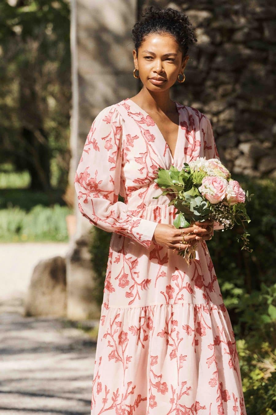 Robe Adeline Sahoma longue rose fluide, col V et manches longues - motif fleuri brodé