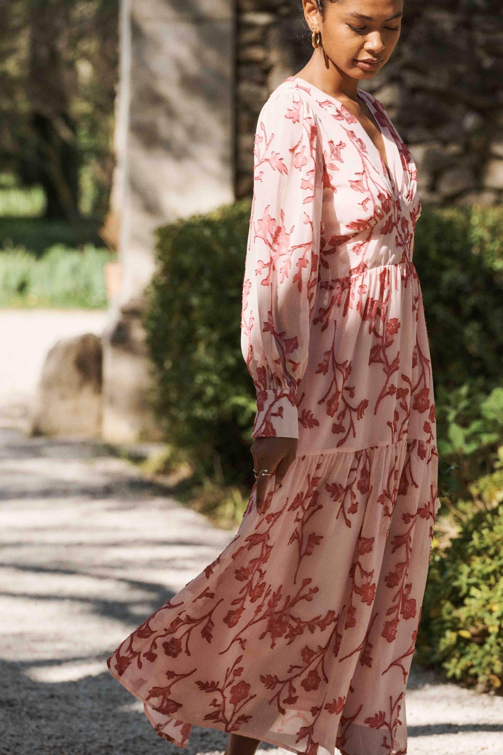 robe-adeline-rose-sahoma-00003 Robe Adeline Sahoma longue rose fluide, col V et manches longues - motif fleuri brodé