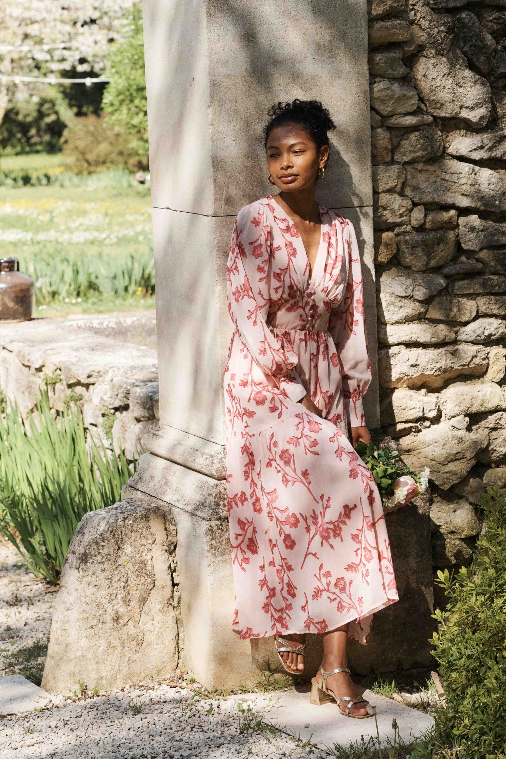 robe-adeline-rose-sahoma-00005 Robe Adeline Sahoma longue rose fluide, col V et manches longues - motif fleuri brodé