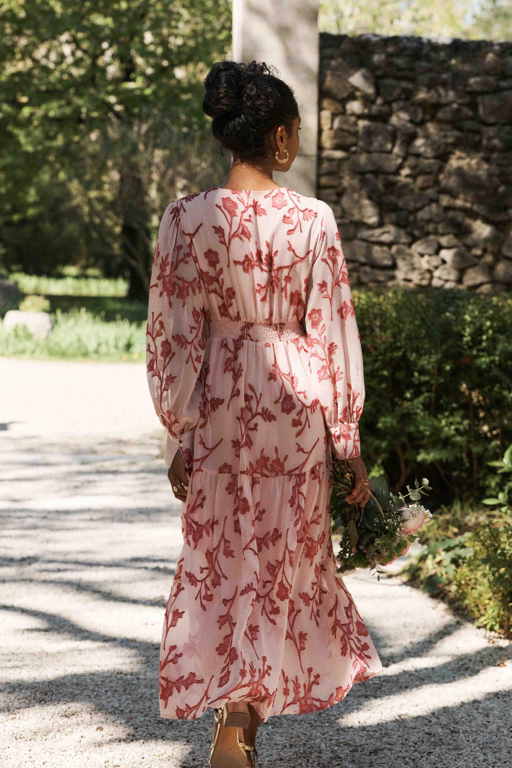 robe-adeline-rose-sahoma-00006 Robe Adeline Sahoma longue rose fluide, col V et manches longues - motif fleuri brodé