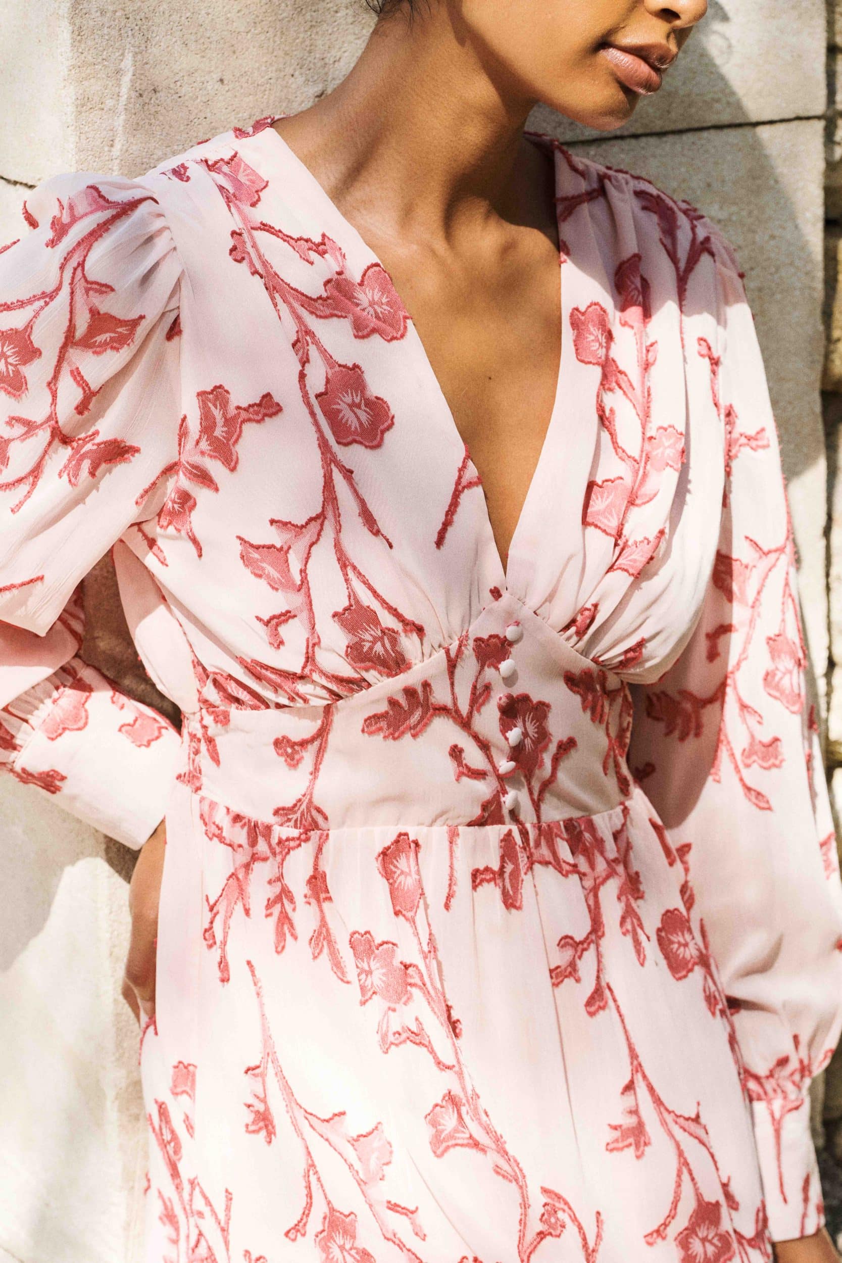 robe-adeline-rose-sahoma-2 Robe Adeline Sahoma longue rose fluide, col V et manches longues - motif fleuri brodé