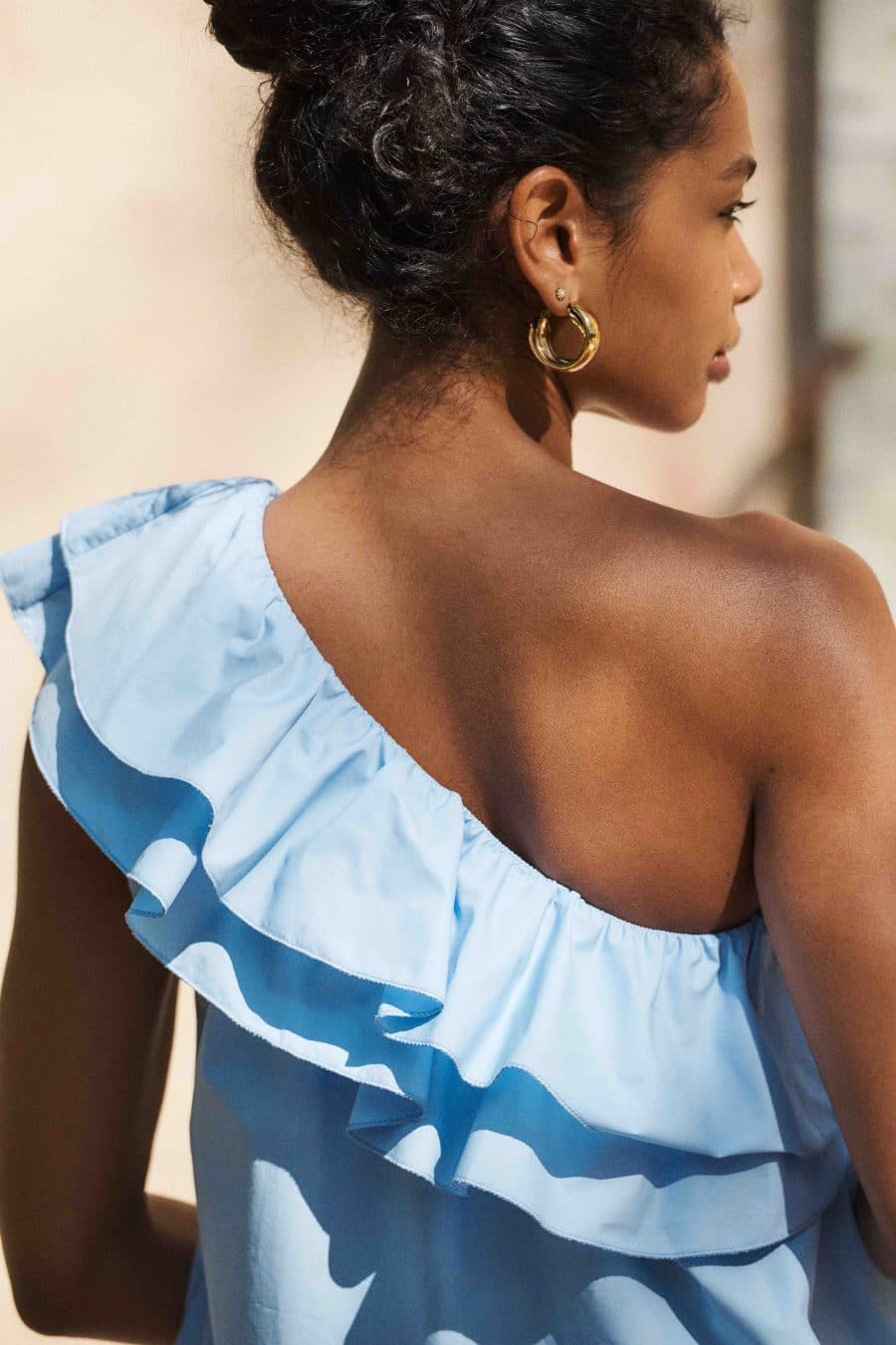 Robe courte droite Filipa bleu ciel -décolleté asymétrique à volants -Sahoma