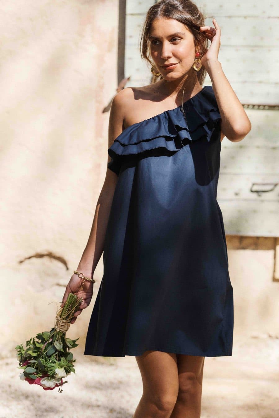 Robe courte droite Filipa bleu marine -décolleté asymétrique à volants -Sahoma
