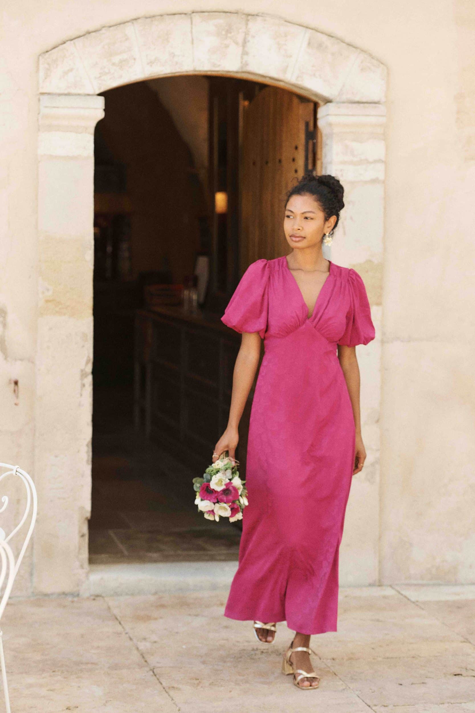 robe-gabriella-fuchsia-sahoma-00001 Robe longue en jacquard fleuri ton sur ton satinée fuchsia, coupe fluide, col V, manches courtes et bouffantes, dos nu et noeud à nouer