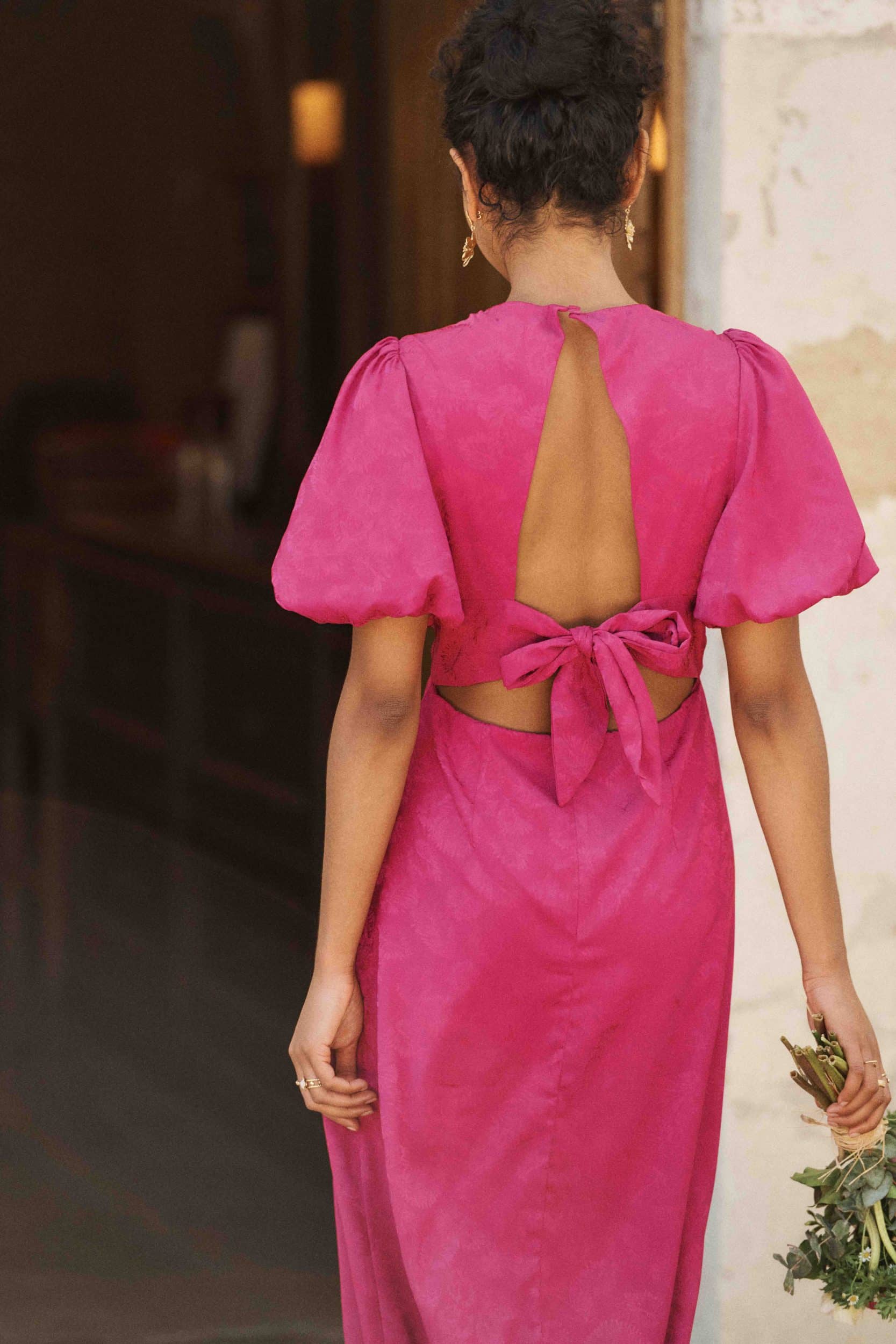 robe-gabriella-fuchsia-sahoma-00002 Robe longue en jacquard fleuri ton sur ton satinée fuchsia, coupe fluide, col V, manches courtes et bouffantes, dos nu et noeud à nouer
