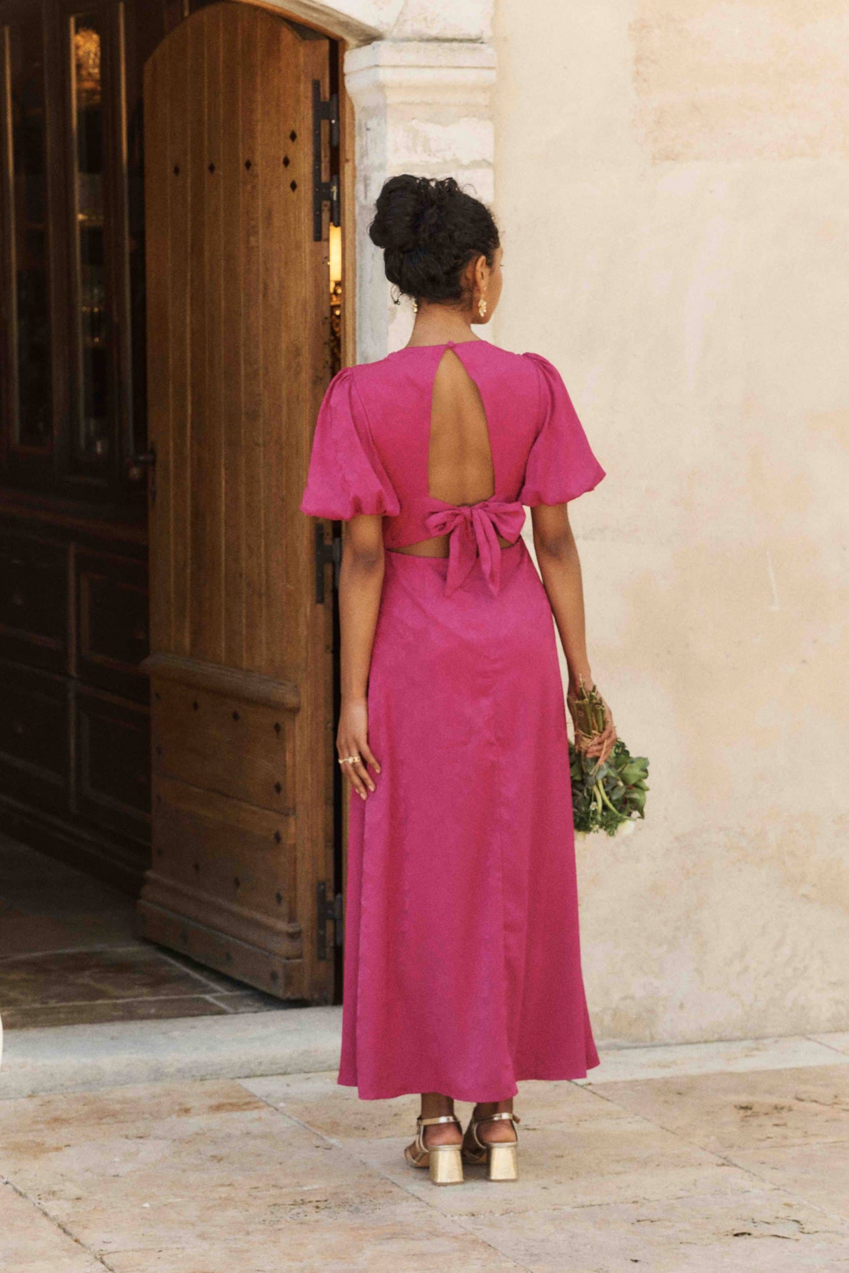 robe-gabriella-fuchsia-sahoma-00005 Robe longue en jacquard fleuri ton sur ton satinée fuchsia, coupe fluide, col V, manches courtes et bouffantes, dos nu et noeud à nouer