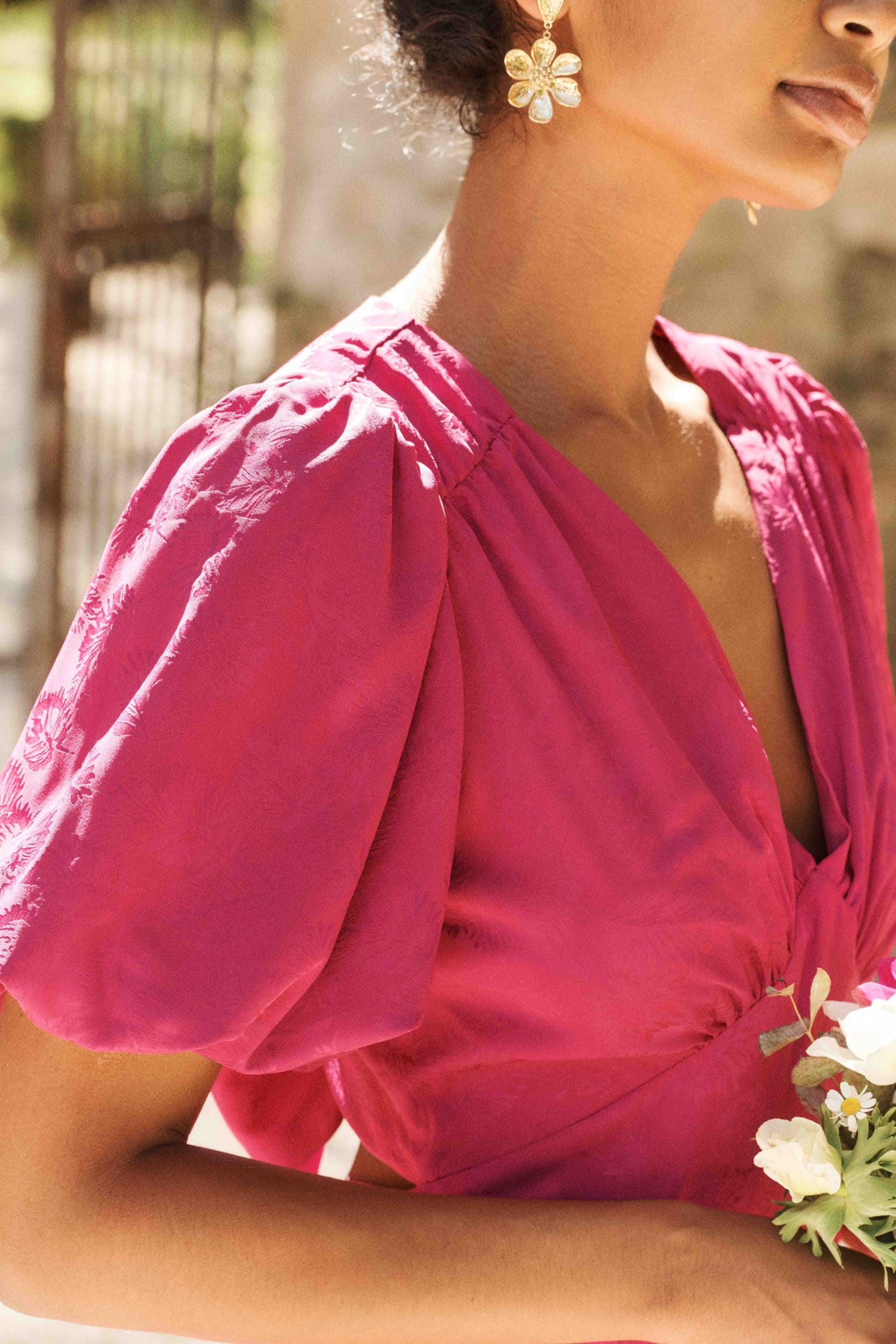 robe-gabriella-fuchsia-sahoma-00007 Robe longue en jacquard fleuri ton sur ton satinée fuchsia, coupe fluide, col V, manches courtes et bouffantes, dos nu et noeud à nouer