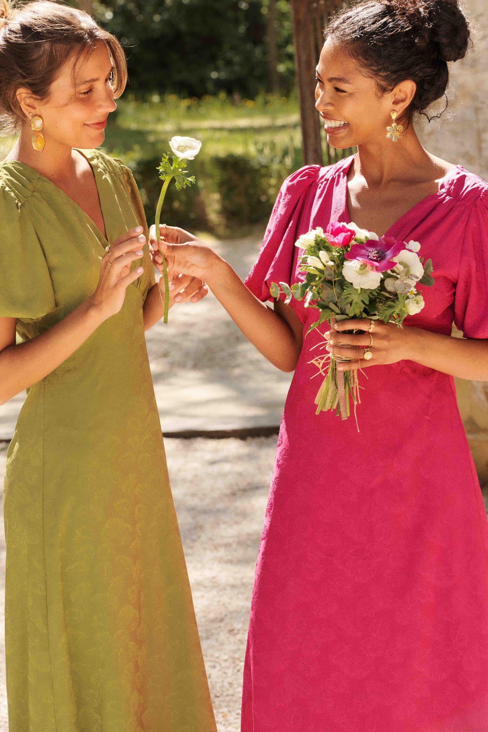 robe-gabriella-fuchsia-sahoma-00009 Robe longue en jacquard fleuri ton sur ton satinée fuchsia, coupe fluide, col V, manches courtes et bouffantes, dos nu et noeud à nouer