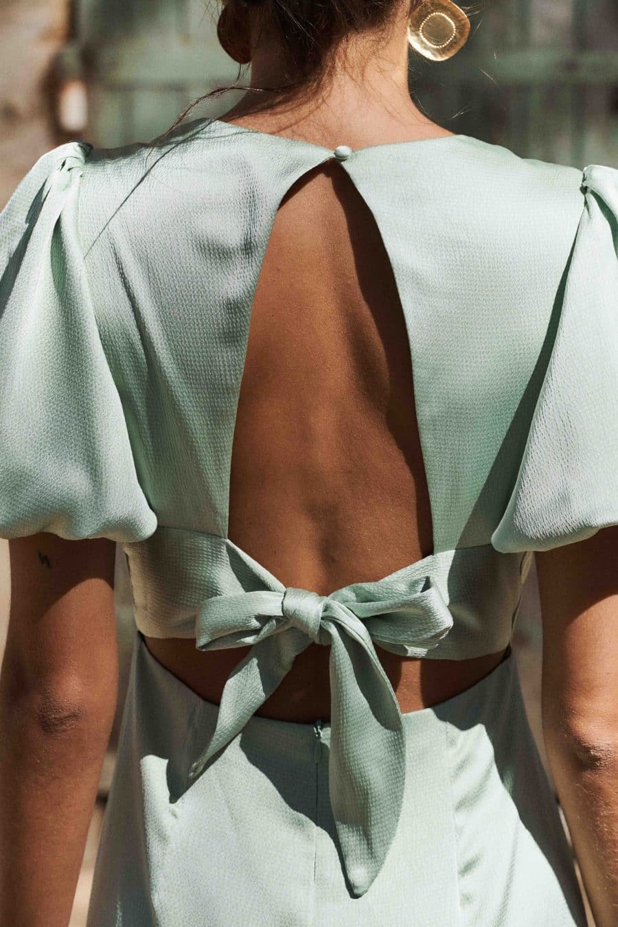 Robe longue satinée vert d'eau, coupe fluide, col V, manches courtes et bouffantes, dos nu et noeud à nouer