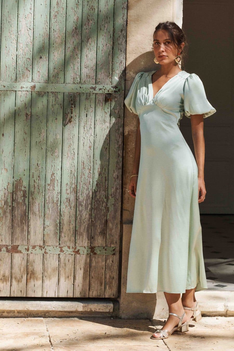 Robe longue satinée vert d'eau, coupe fluide, col V, manches courtes et bouffantes, dos nu et noeud à nouer