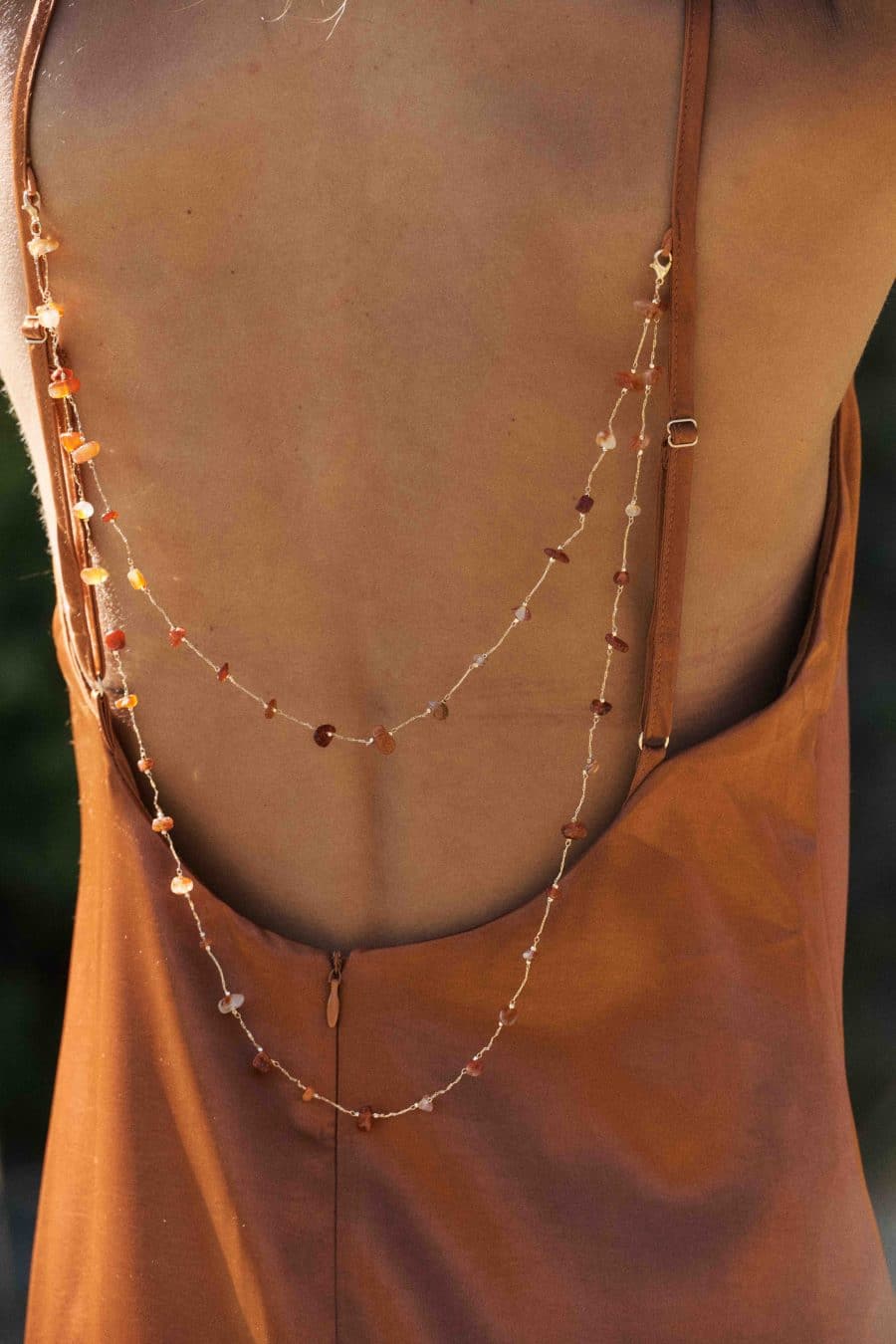Robe longue Gia marron glacé Sahoma effet satiné et détail lien bijoux - perles rocailles asymétriques