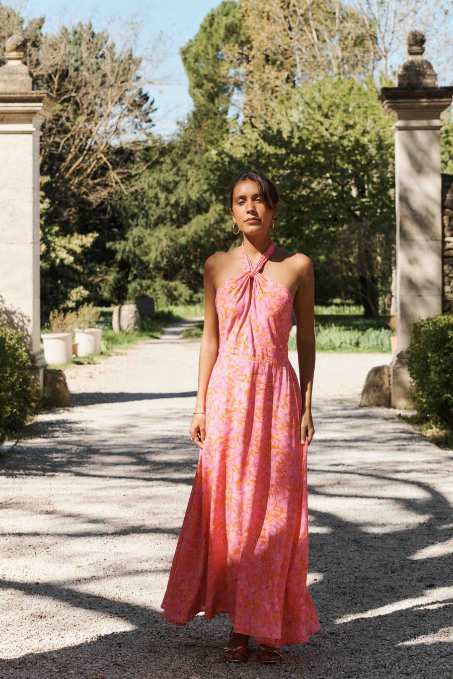 Robe longue fleurie fuchsia et orange - col américain et dos nu - dos smocké - chic