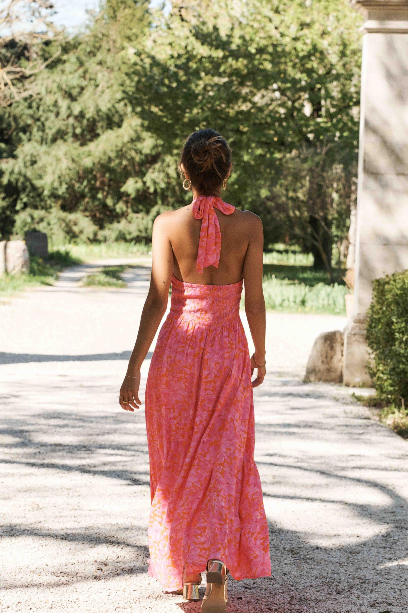 robe-hiva-fleurie-sahoma-00003 Robe longue fleurie fuchsia et orange - col américain et dos nu - dos smocké - chic