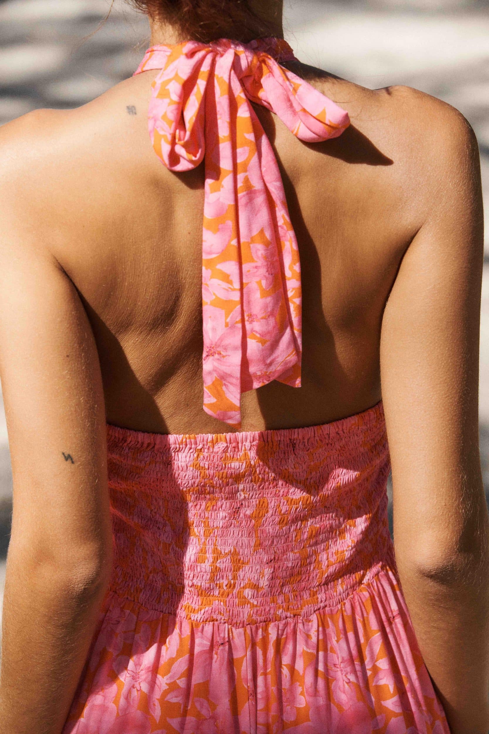 robe-hiva-fleurie-sahoma-00006 Robe longue fleurie fuchsia et orange - col américain et dos nu - dos smocké - chic