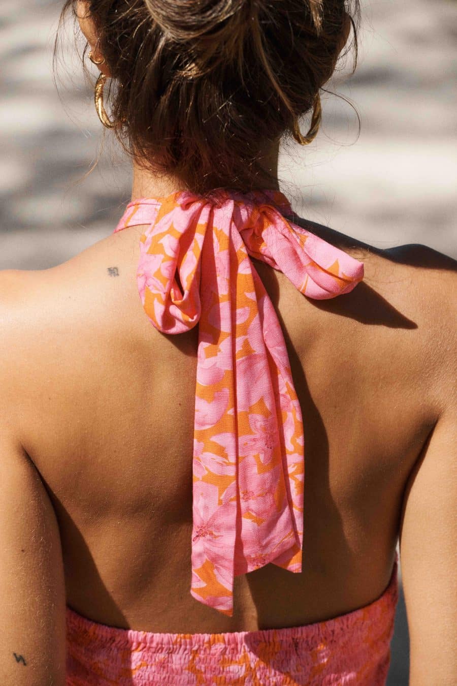 Robe longue fleurie fuchsia et orange - col américain et dos nu - dos smocké - chic