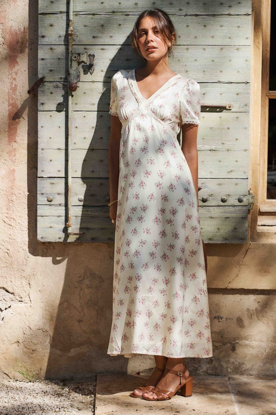 Robe longue satinée écru et imprimé fleuri rose - col V et manches courtes – détail dentelle - Élégance fluide pour soirée ou mariage
