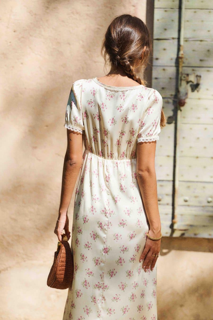 Robe longue satinée écru et imprimé fleuri rose - col V et manches courtes – détail dentelle - Élégance fluide pour soirée ou mariage