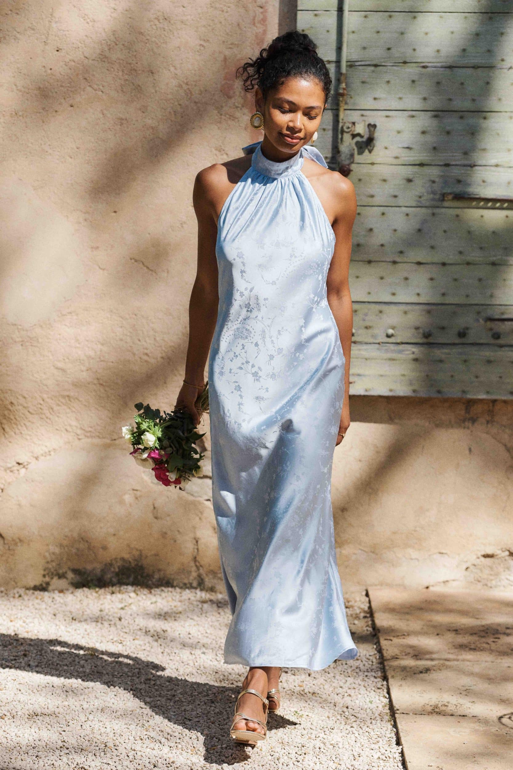 Robe Mirage longue satinée bleu clair en jacquard fleuri - col américainV et dos nu – Élégance fluide pour soirée ou mariage | Sahoma