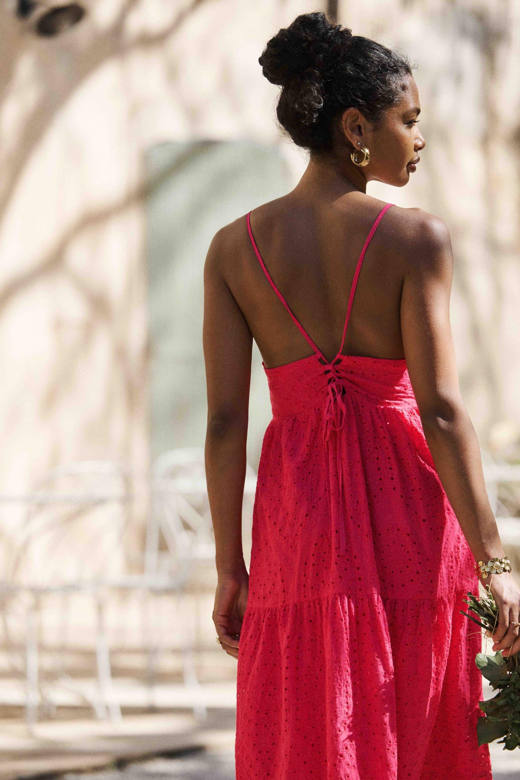 robe-modelyn-fuchsia-sahoma-00001 Robe rose fuchsia, coupe longue finition volants, sans manches et fines bretelles bouffantes, noeud à nouer sur la poitrine - laçage dans le dos broderie anglaise ton sur ton