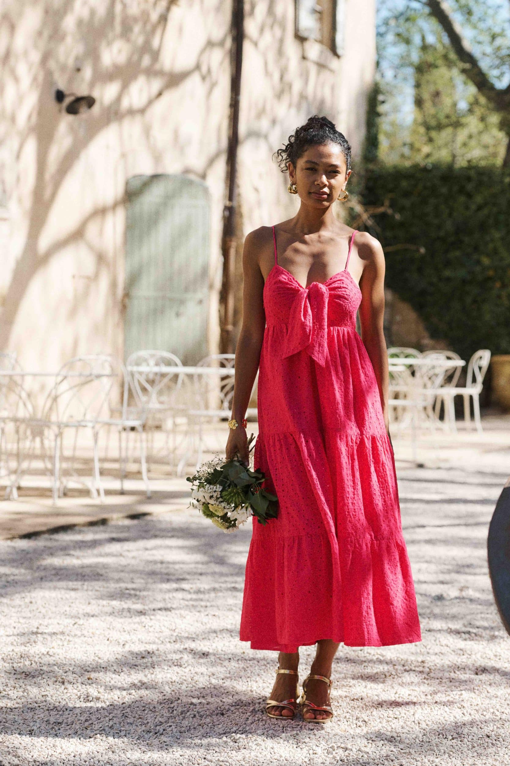 robe-modelyn-fuchsia-sahoma-00002 Robe rose fuchsia, coupe longue finition volants, sans manches et fines bretelles bouffantes, noeud à nouer sur la poitrine - laçage dans le dos broderie anglaise ton sur ton