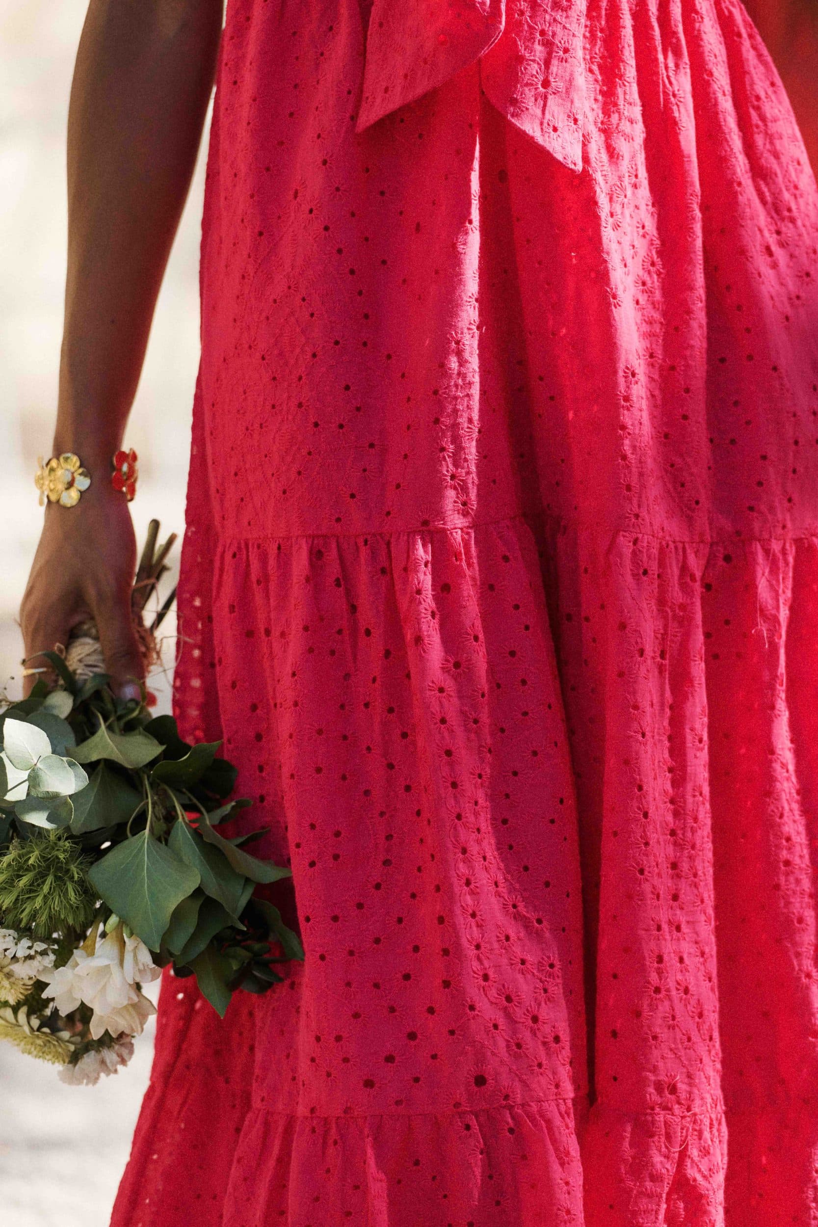 robe-modelyn-fuchsia-sahoma-00005 Robe rose fuchsia, coupe longue finition volants, sans manches et fines bretelles bouffantes, noeud à nouer sur la poitrine - laçage dans le dos broderie anglaise ton sur ton