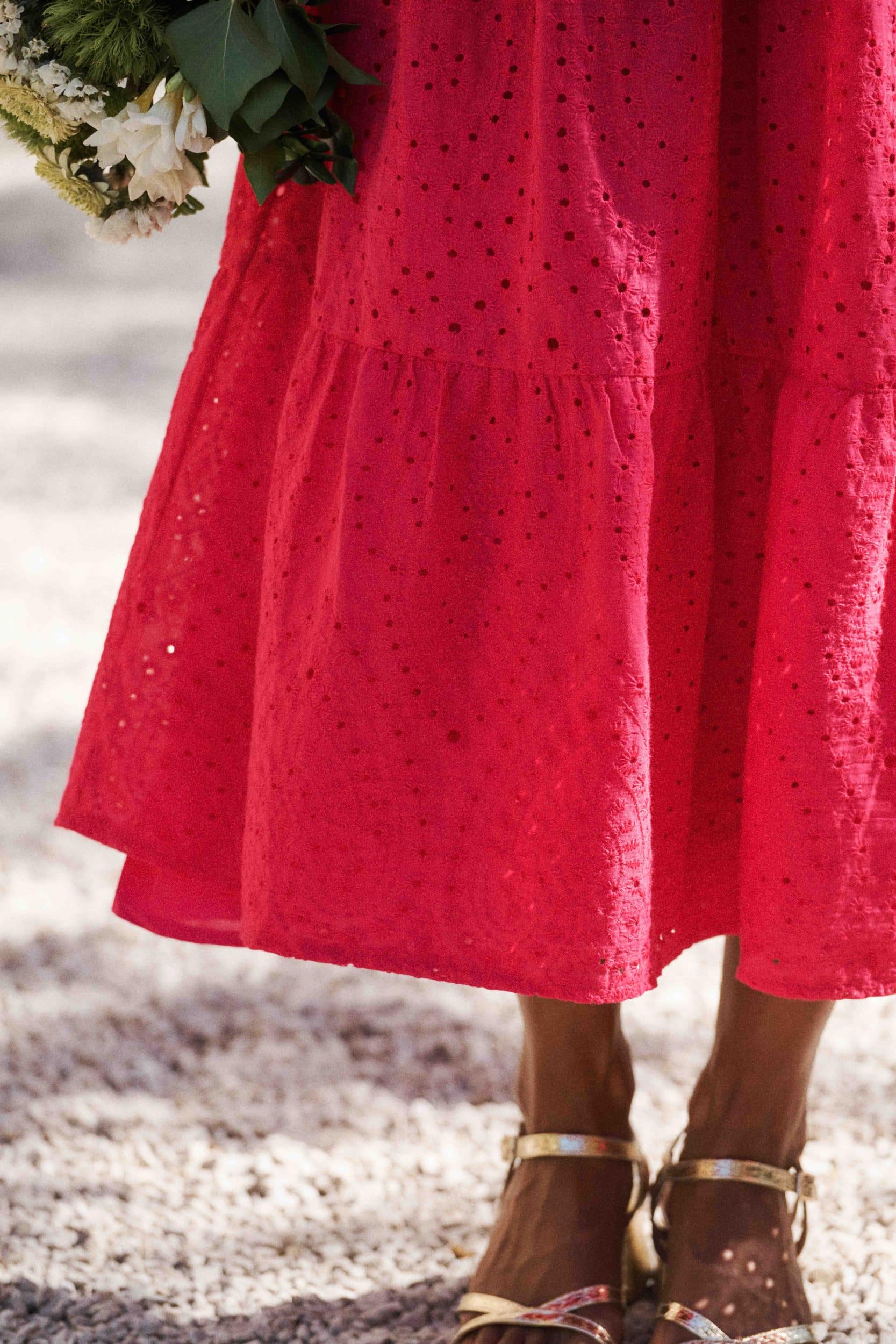 robe-modelyn-fuchsia-sahoma-00006 Robe rose fuchsia, coupe longue finition volants, sans manches et fines bretelles bouffantes, noeud à nouer sur la poitrine - laçage dans le dos broderie anglaise ton sur ton